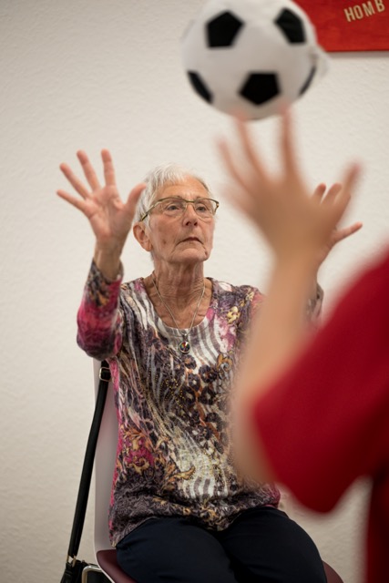 Dame mit Ball