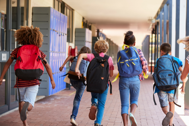 Kinder rennen im Schulgebäude