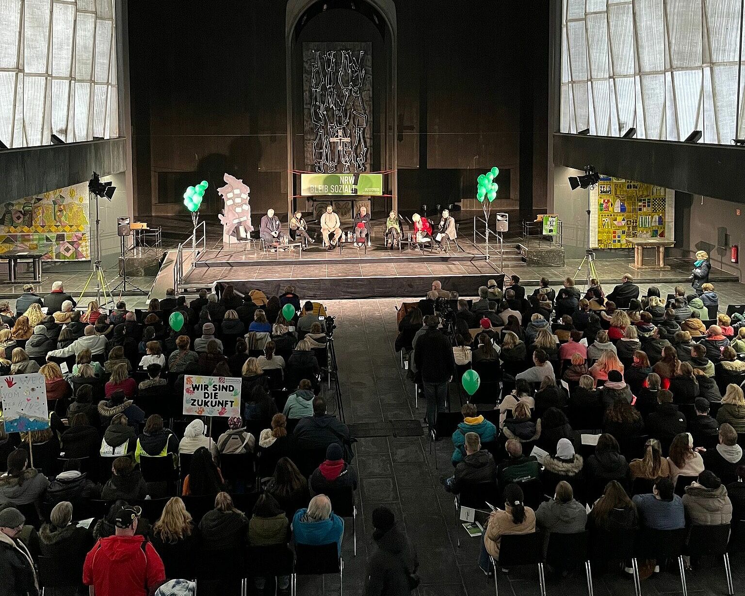 Bühne und Publikum in der Kirche 