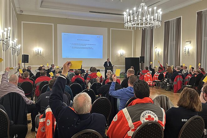 Mitglieder des DRK Duisburgs während Kreisversammlung