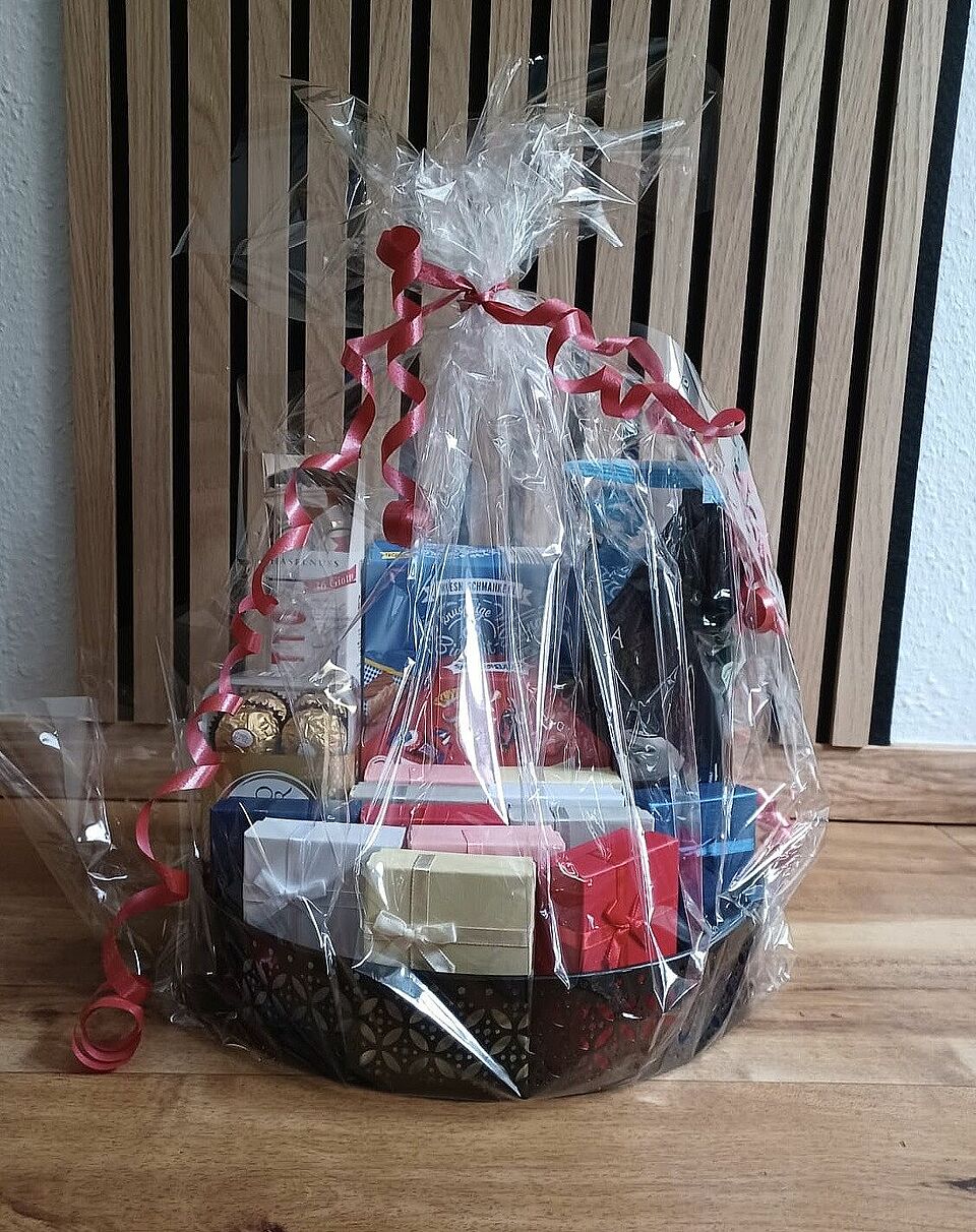 Ein großer Geschenkkorb für den Kurs mit Süßigkeiten und Schmuckkästchen