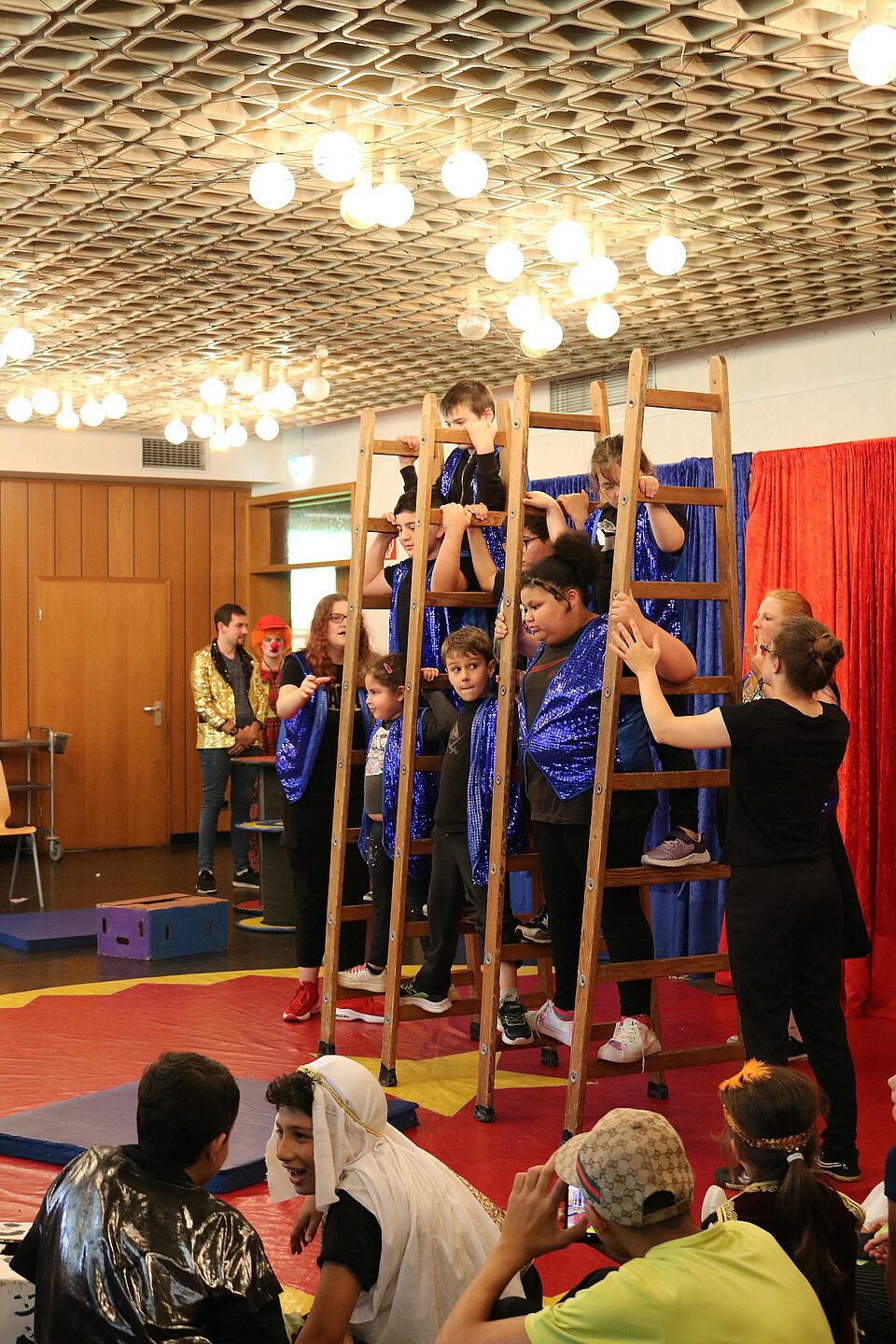 Kinder klettern auf Leitern