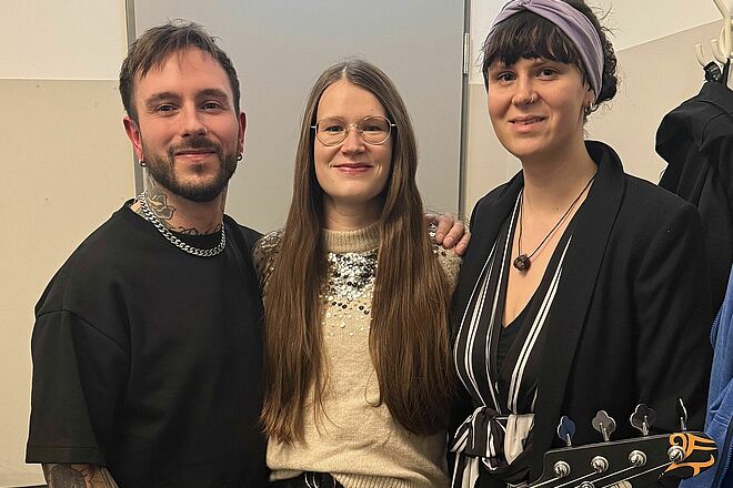 3 Personen mit dem versteigerten Bass