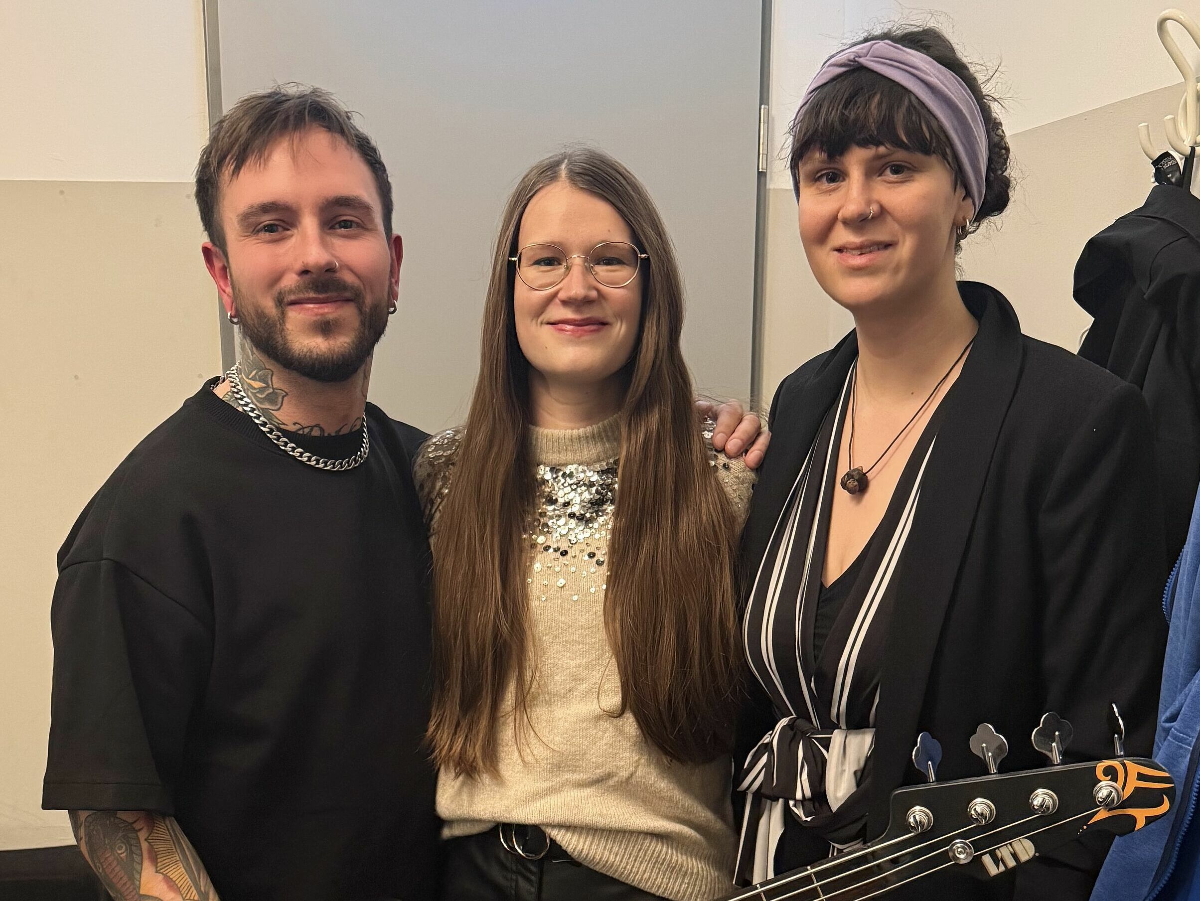 3 Personen mit dem versteigerten Bass