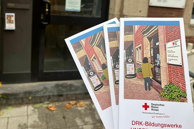 Programmhefte vor der Tür des Bildungswerks