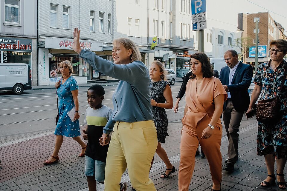 Menschengruppe läuft durch Stadtteil