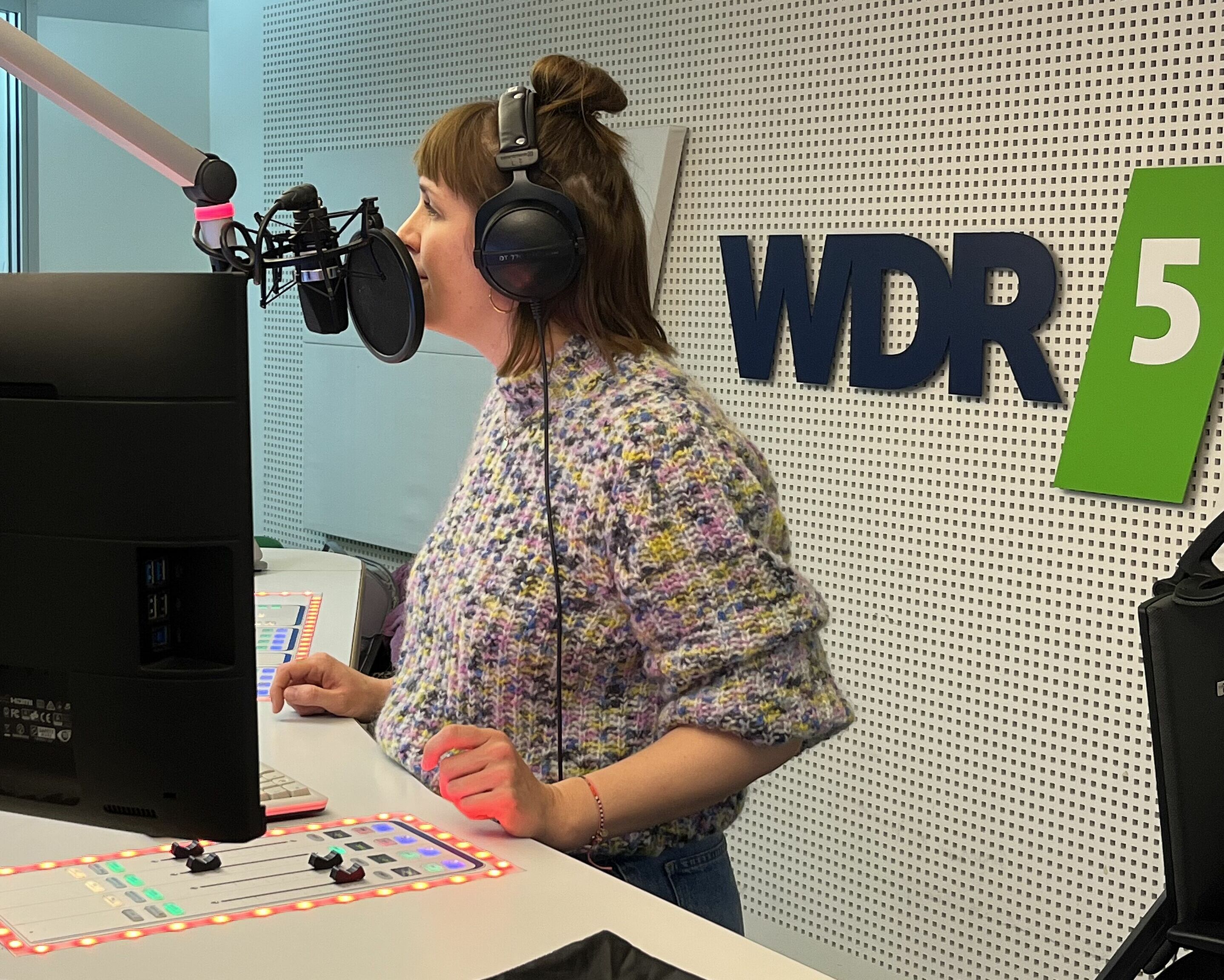 Frau im Radiostudio WDR5