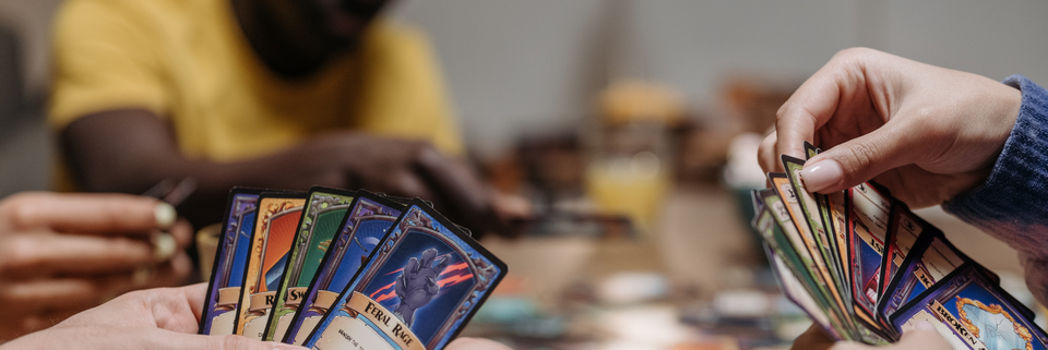 Spielen in der Tagesgruppe Hände, die Spielkarten festhalten