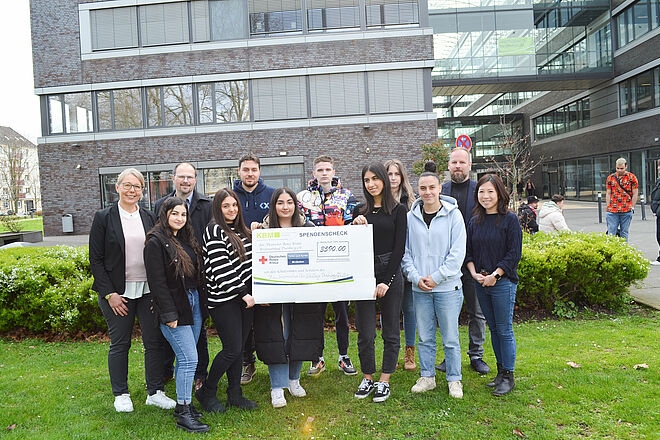 Gruppenbild der Schülerschaft des Kaufmännischen Berufkollegs Duisburg Mitte