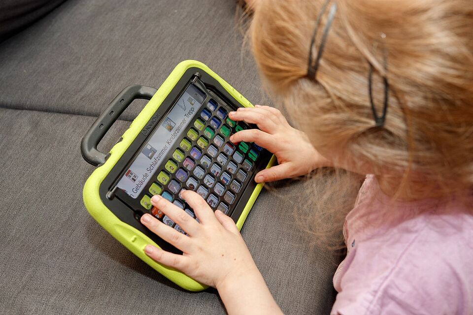 Kind an einem Lern-Tablet 
