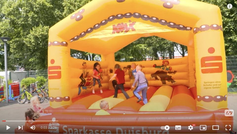 Hüpfburg Sommerferienbetreuung Hüpfburg mit Kindern