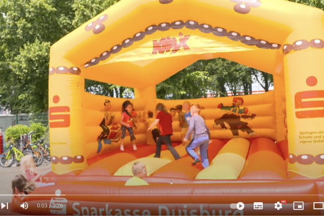 Hüpfburg mit Kindern 