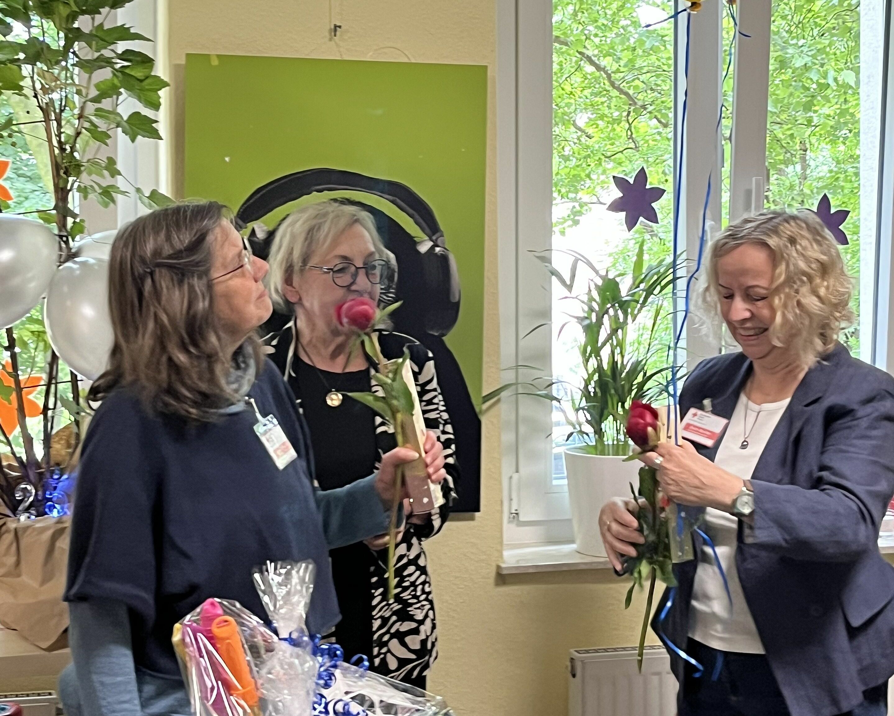 Leiterin des FHZ verteilt Rosen und Geschenke