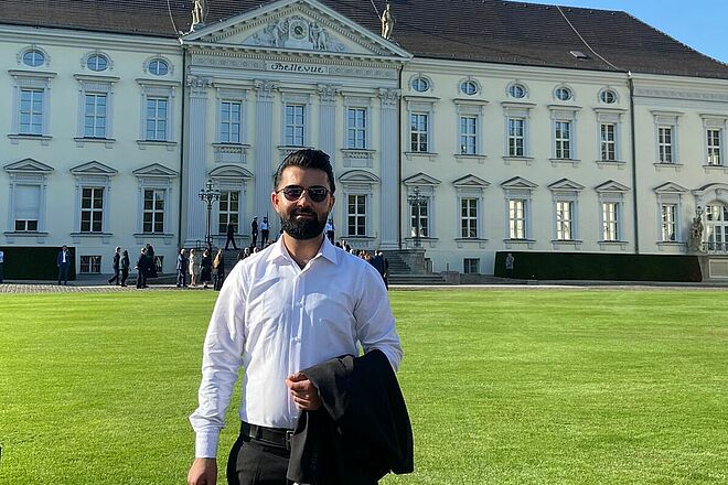 Mann, im Hintergrund Schloss Bellevue in Berlin