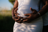 Bauch einer Schwangeren mit Händen
