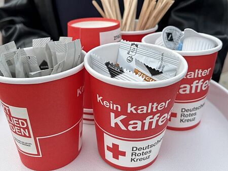Tablett mit Kaffeebechern, Zucker und Milch