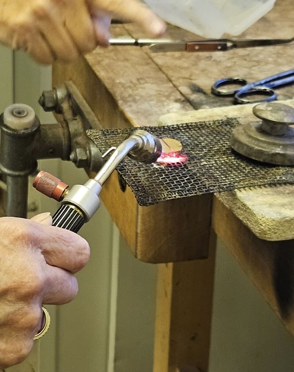 Ein Edelmetall wird gelötet
