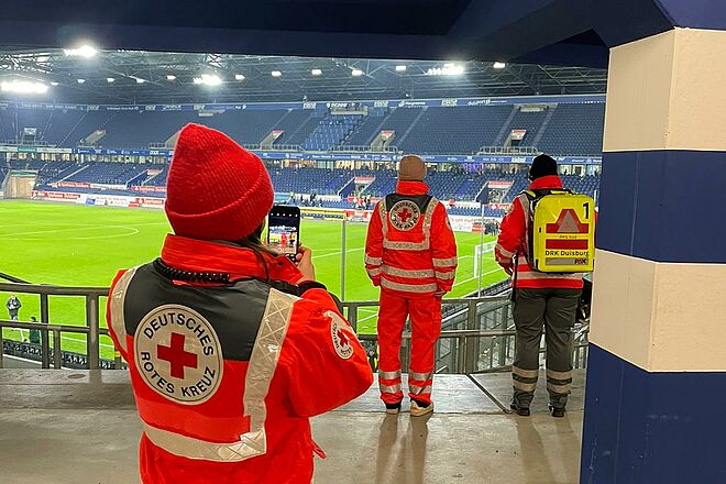 Einsatzkräfte im Stadion