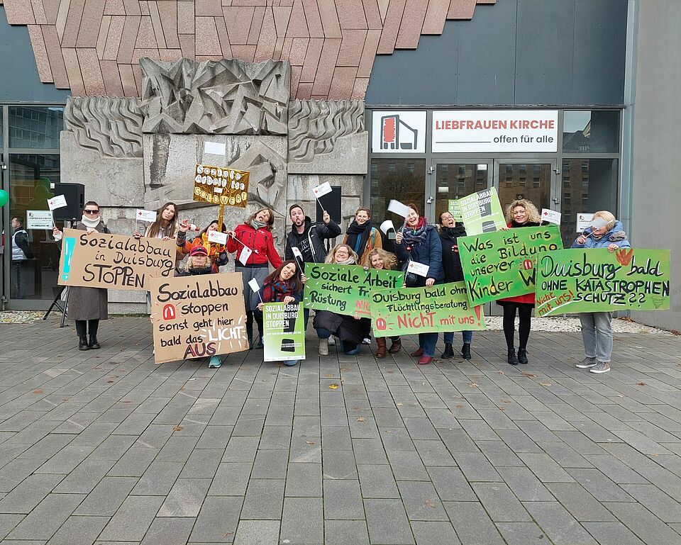 Mitarbeitende vor der Kirche
