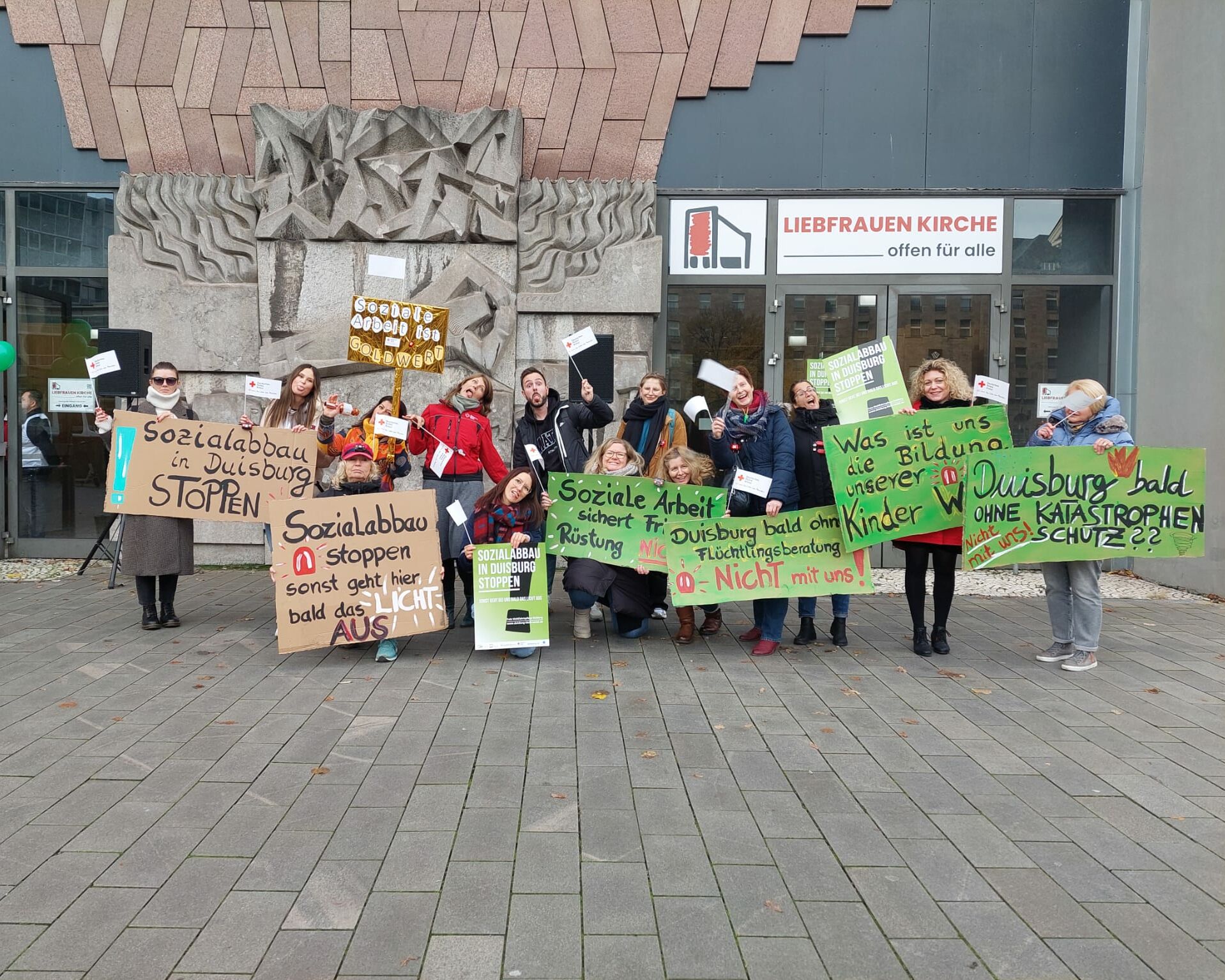 Mitarbeitende vor der Kirche