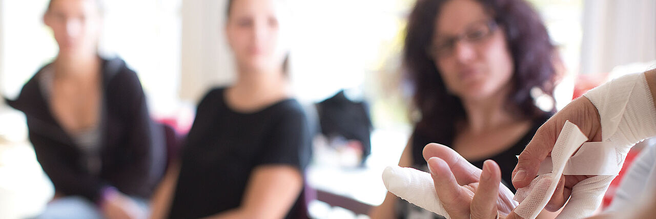 Fingerverband, Übung im Erste Hilfe Kurs