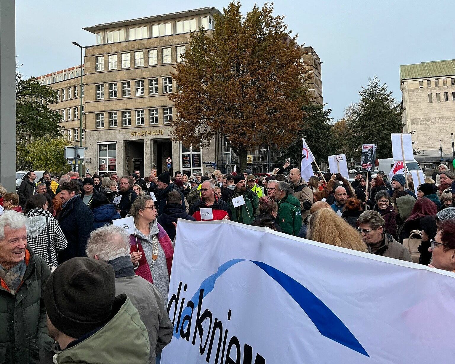 Menschengruppe demonstriert