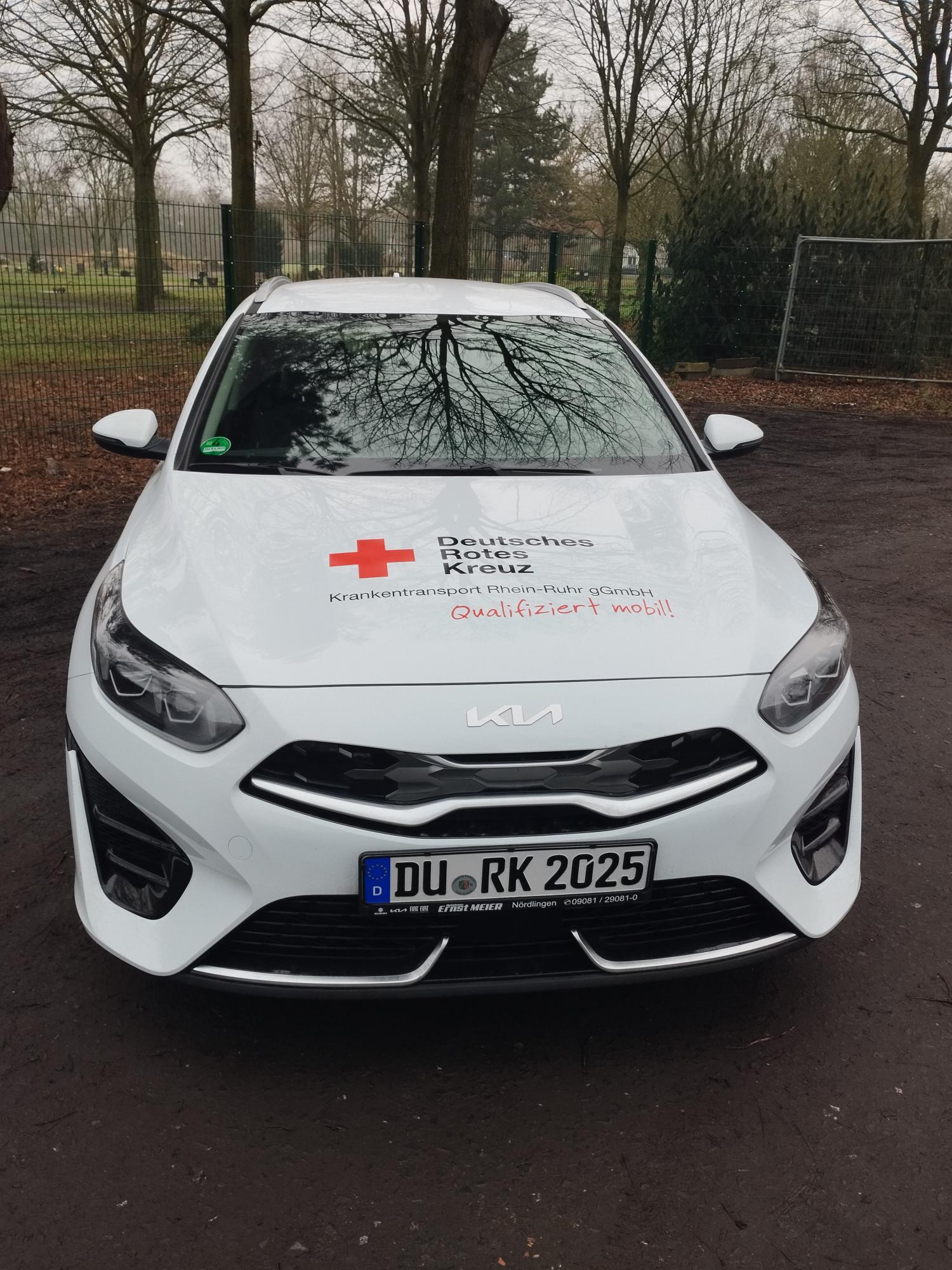 Zu sehen ist ein weißes Auto von vorne, mit dem Logo des DRK Duisburg. Es handelt sich hierbei um den neuen Kita Flitzer