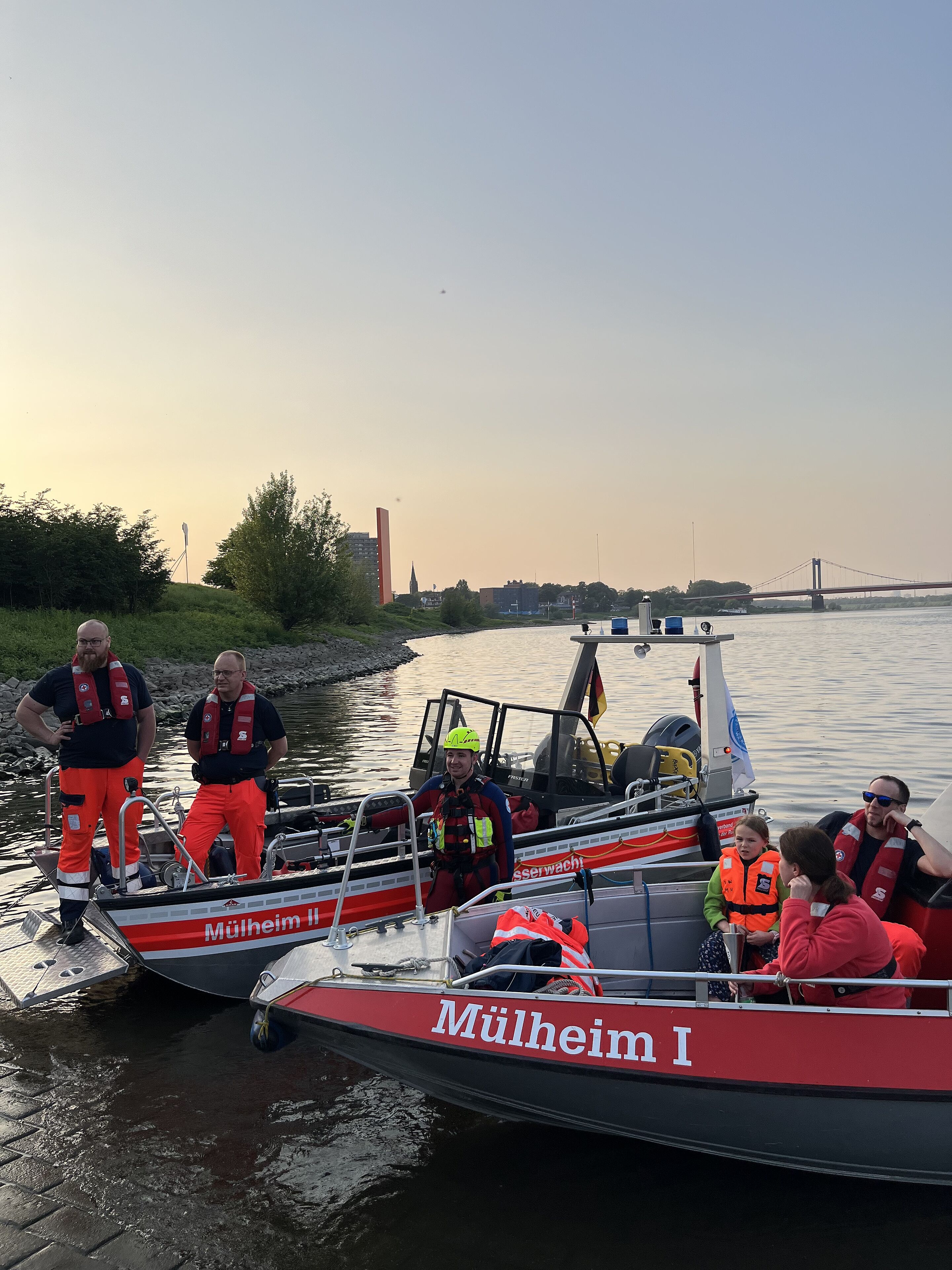 Zwei Motorboote der Wasserwacht