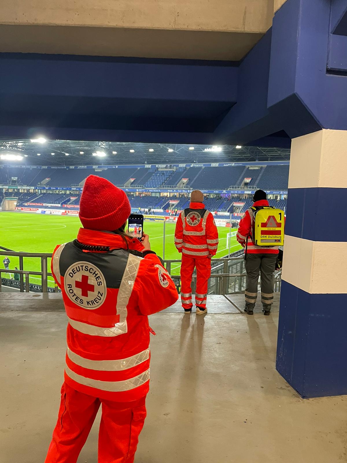 Einsatzkräfte im Stadion