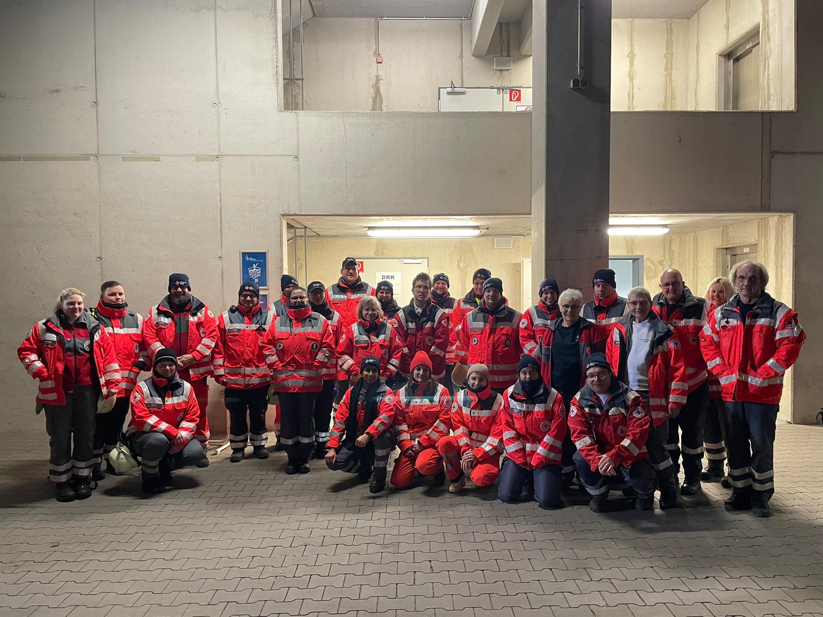 Gruppenfoto der ehrenamtlichen Einsatzkräfte des DRK Duisburg