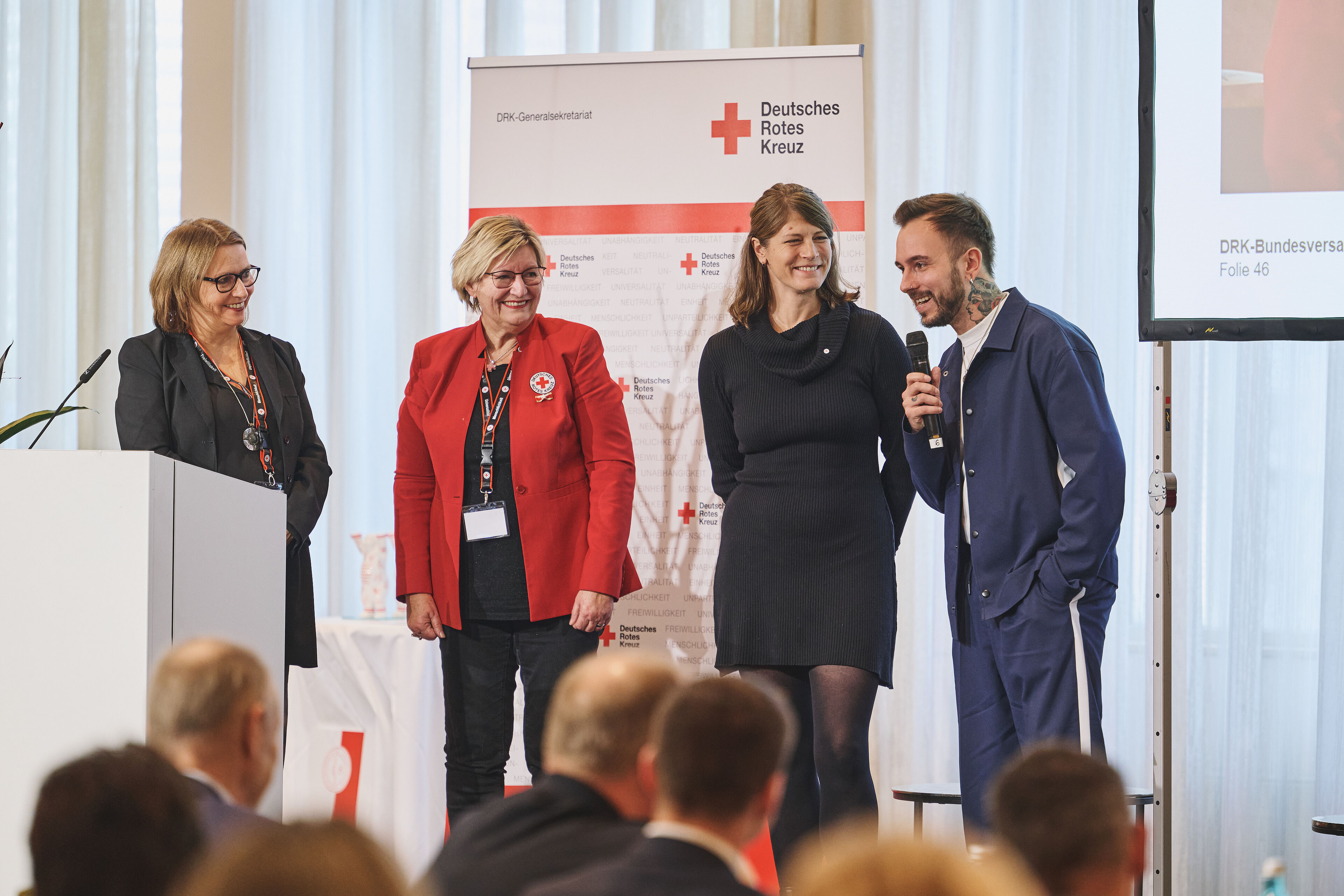 Robin Simon (Preisträger KV Duisburg) spricht ins Mikrofon