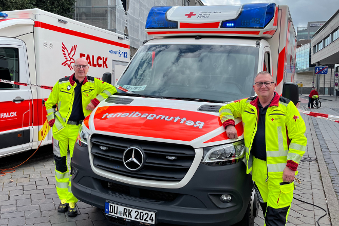 Rettungswagen mit zwei Mitarbeitern
