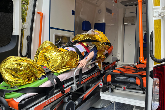 Liege im Krankentransportwagen