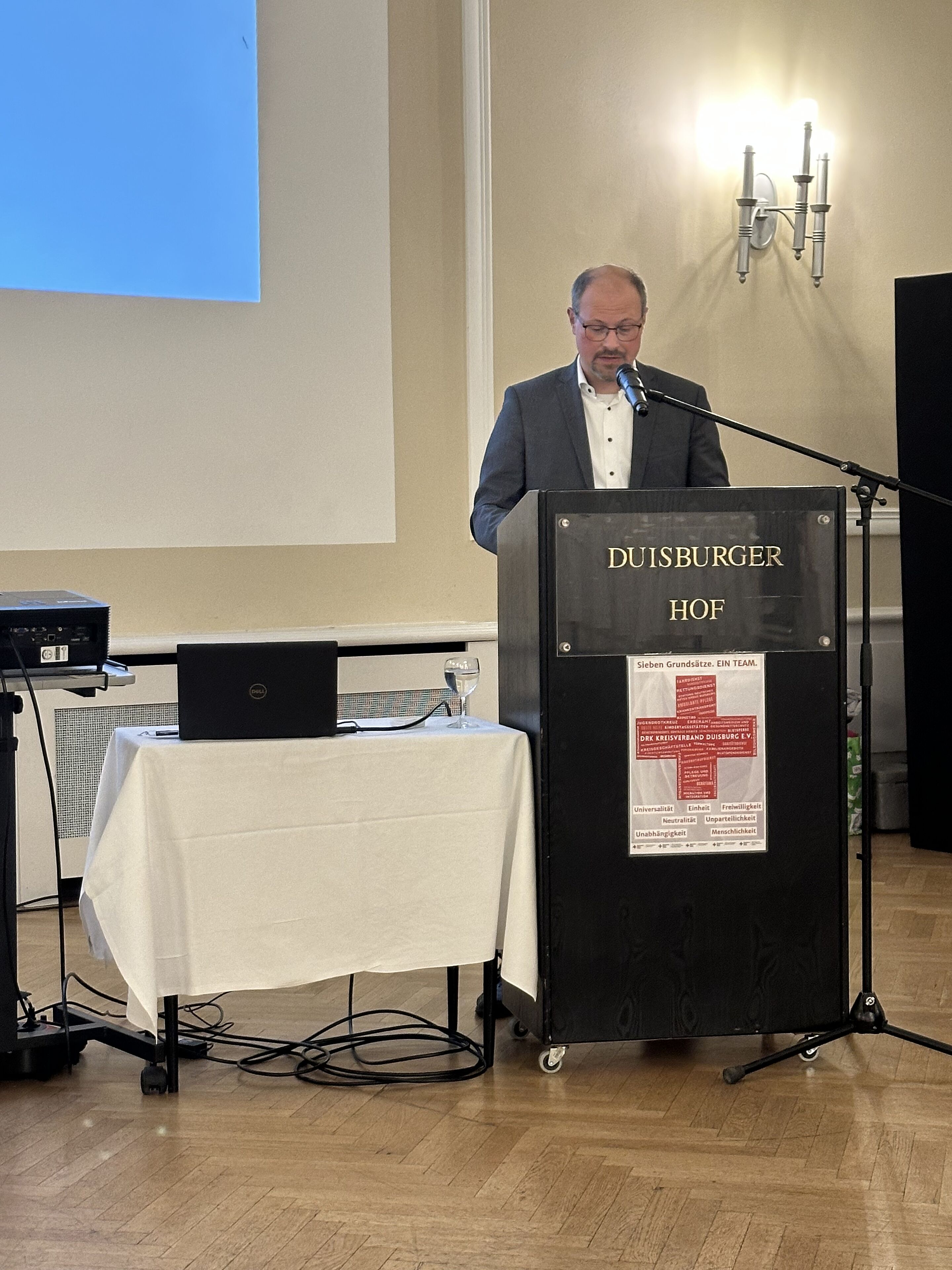 Kreisgeschäftsführer am Rednerpult