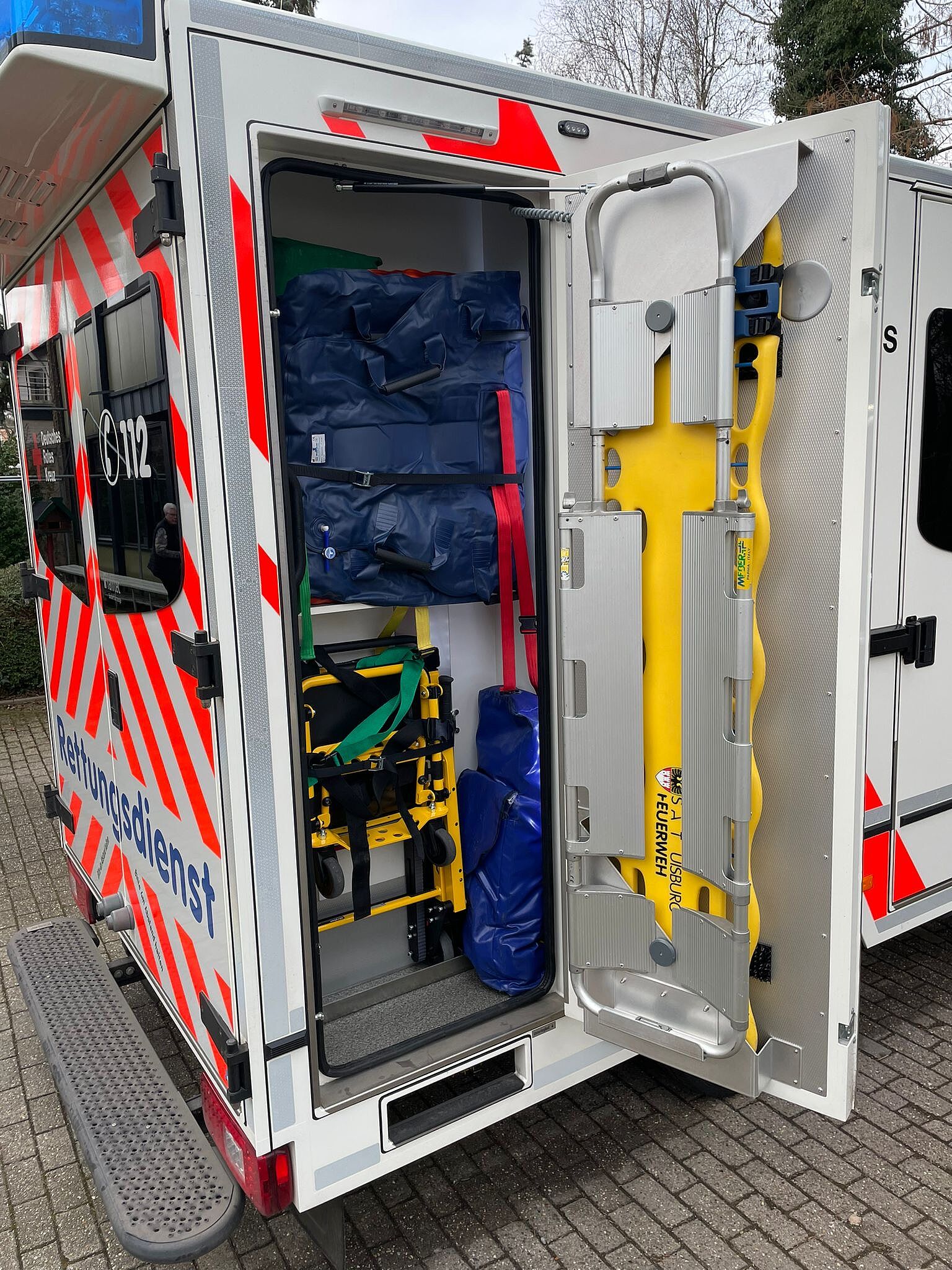 Rettungswagen mit geöffneter Tür mit Materialien
