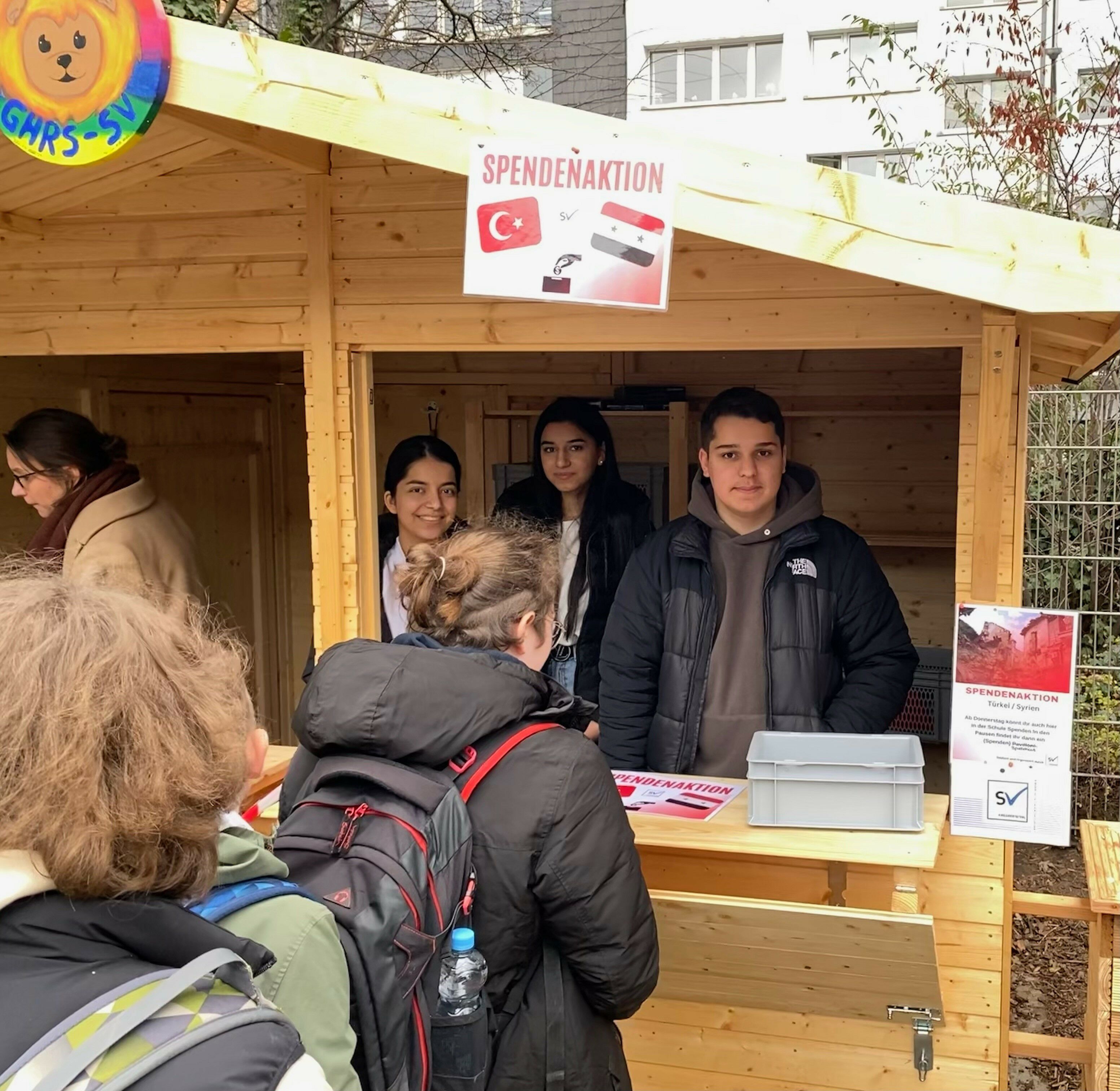 Schülerin*innen sammeln Spenden für Erdbebenopfer in Türkei und Syrien