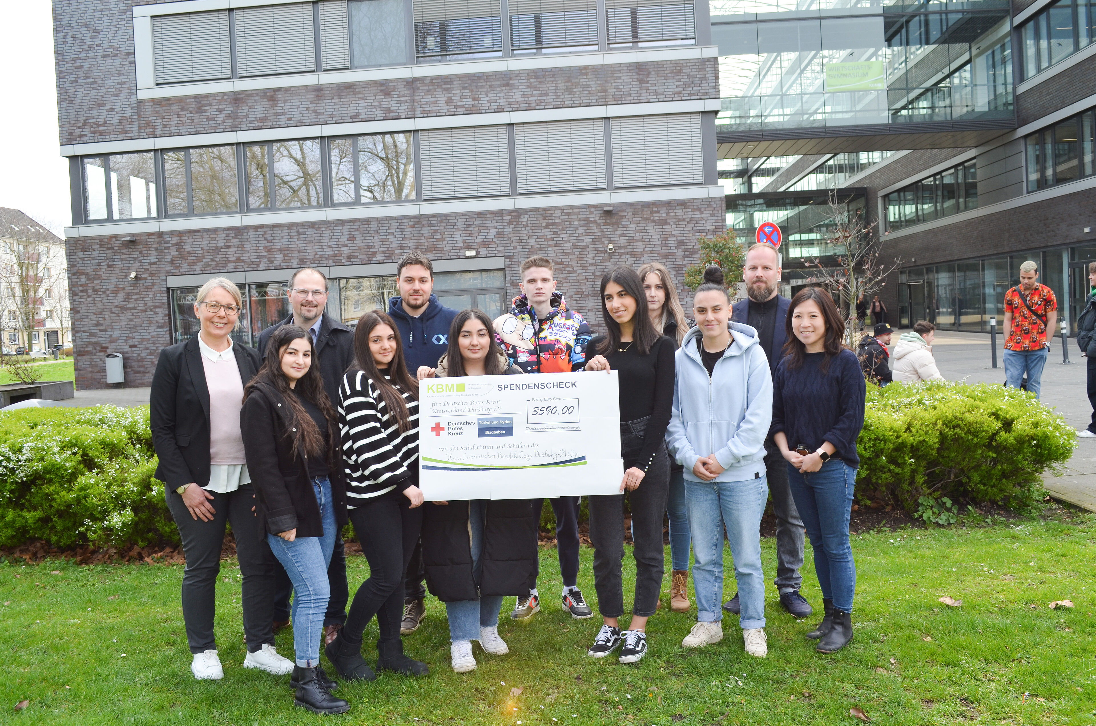 Gruppenbild der Schülerschaft des Kaufmännischen Berufkollegs Duisburg Mitte