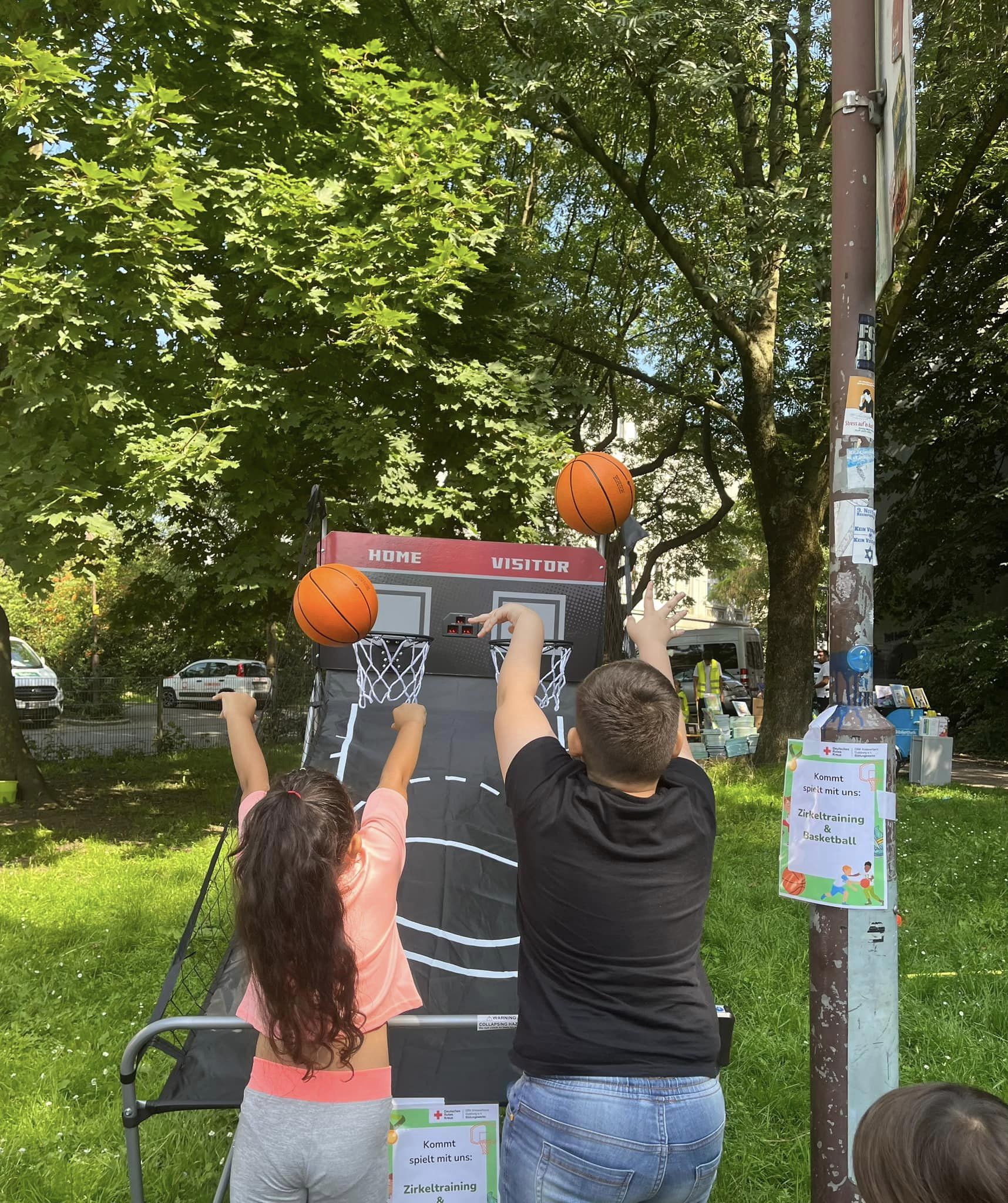 Kinder spielen Basketball